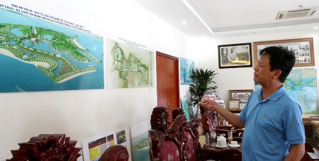 Ông Đào Hồng Tuyển và bản đồ một dự án đang triển khai.